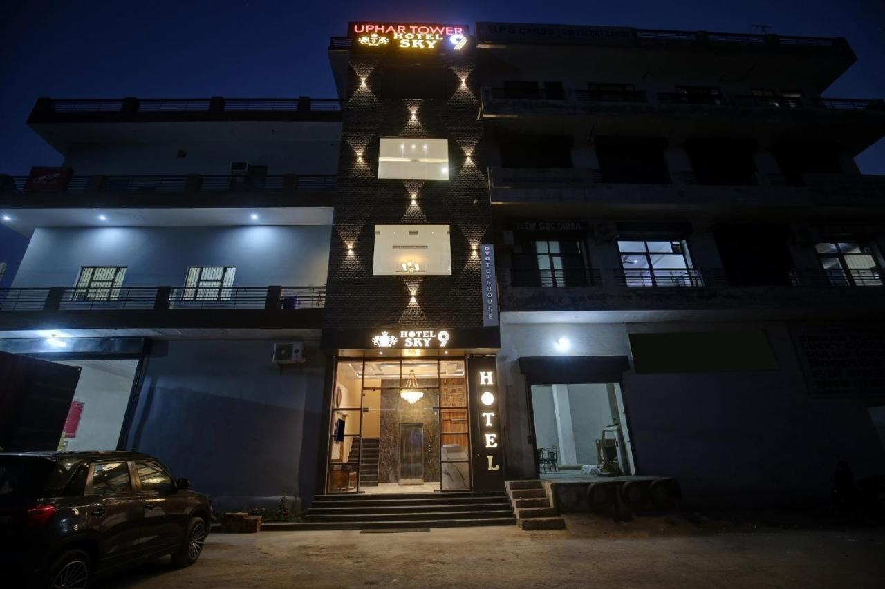 Townhouse Sky Hotell Ludhiana Exteriör bild