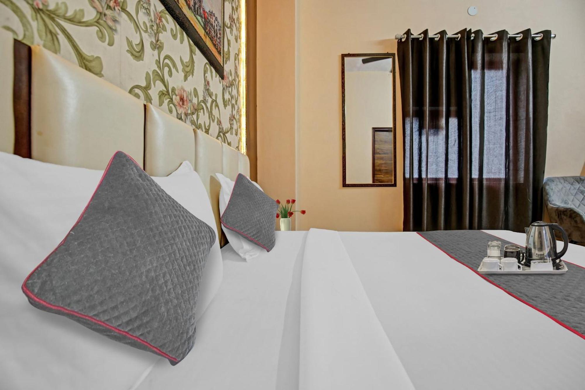 Townhouse Sky Hotell Ludhiana Exteriör bild