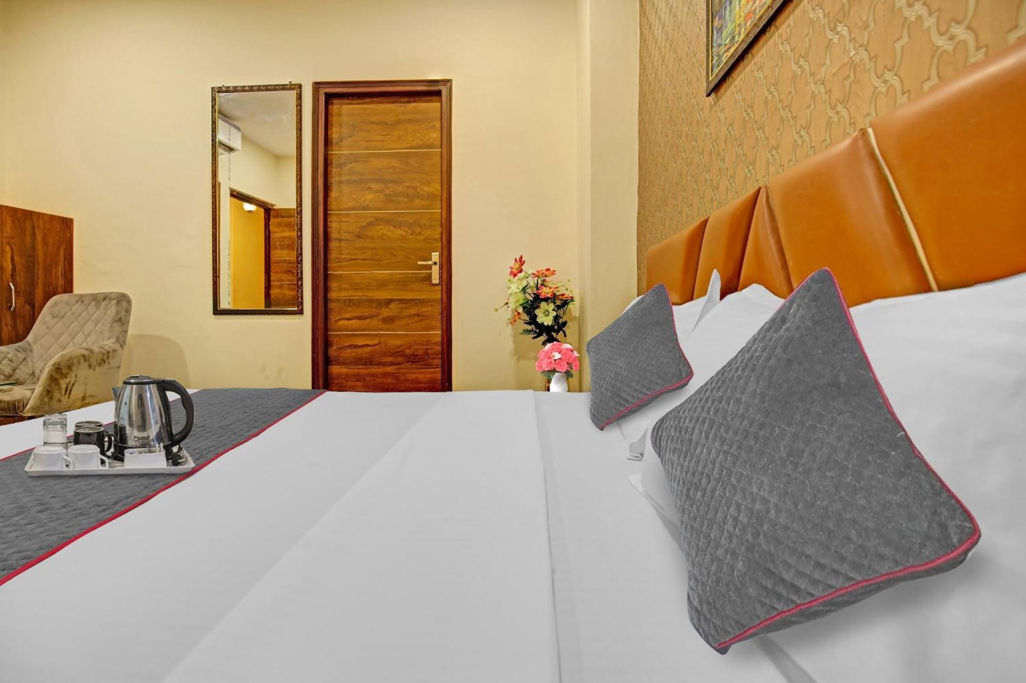 Townhouse Sky Hotell Ludhiana Exteriör bild