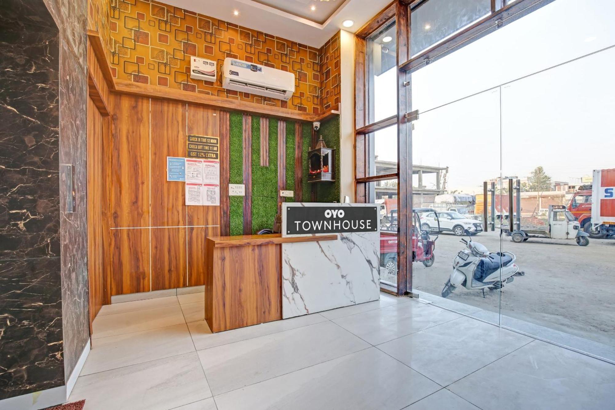 Townhouse Sky Hotell Ludhiana Exteriör bild