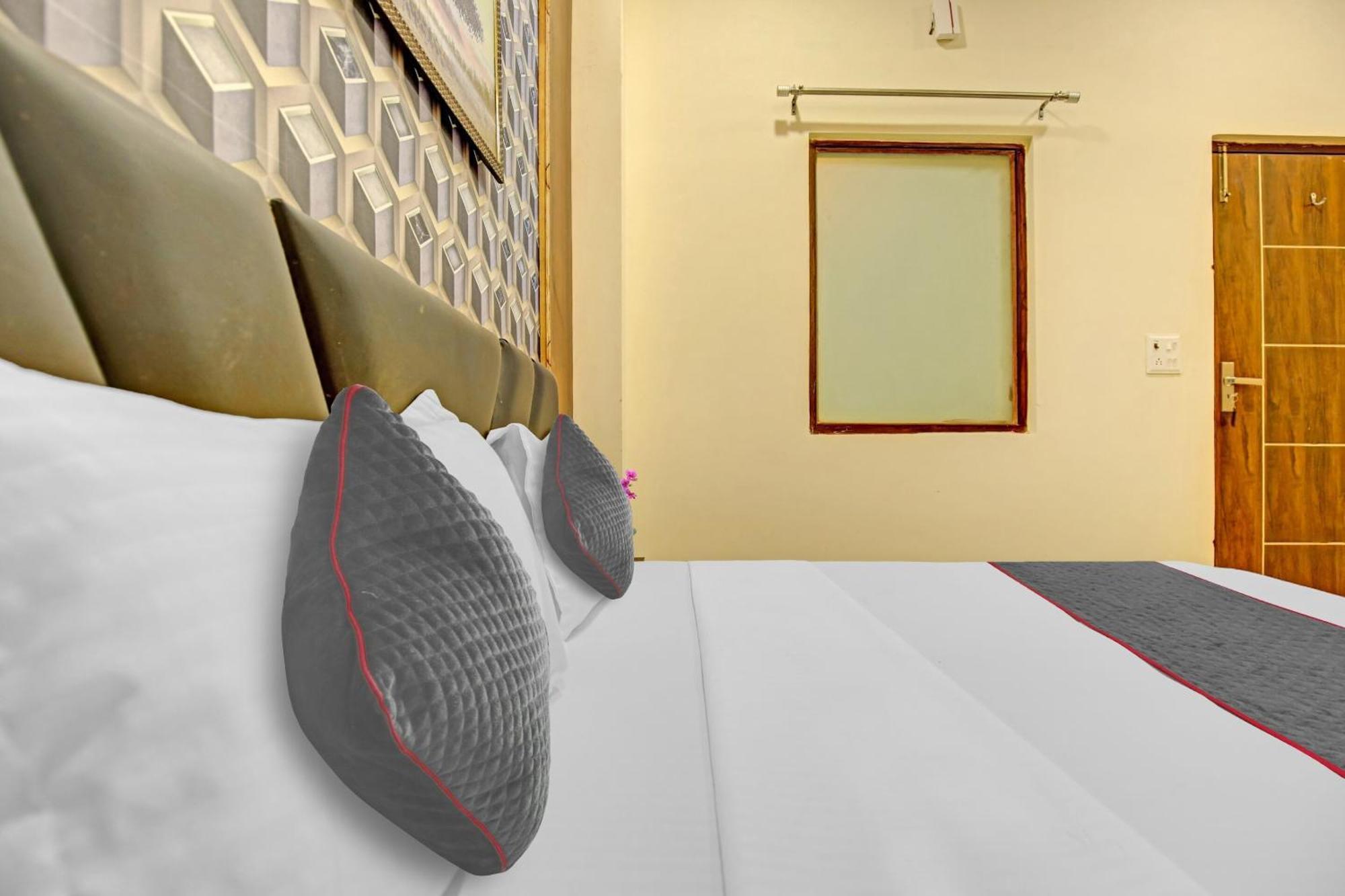 Townhouse Sky Hotell Ludhiana Exteriör bild