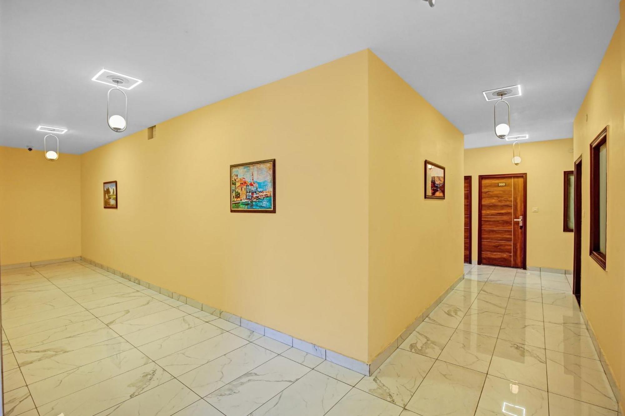 Townhouse Sky Hotell Ludhiana Exteriör bild