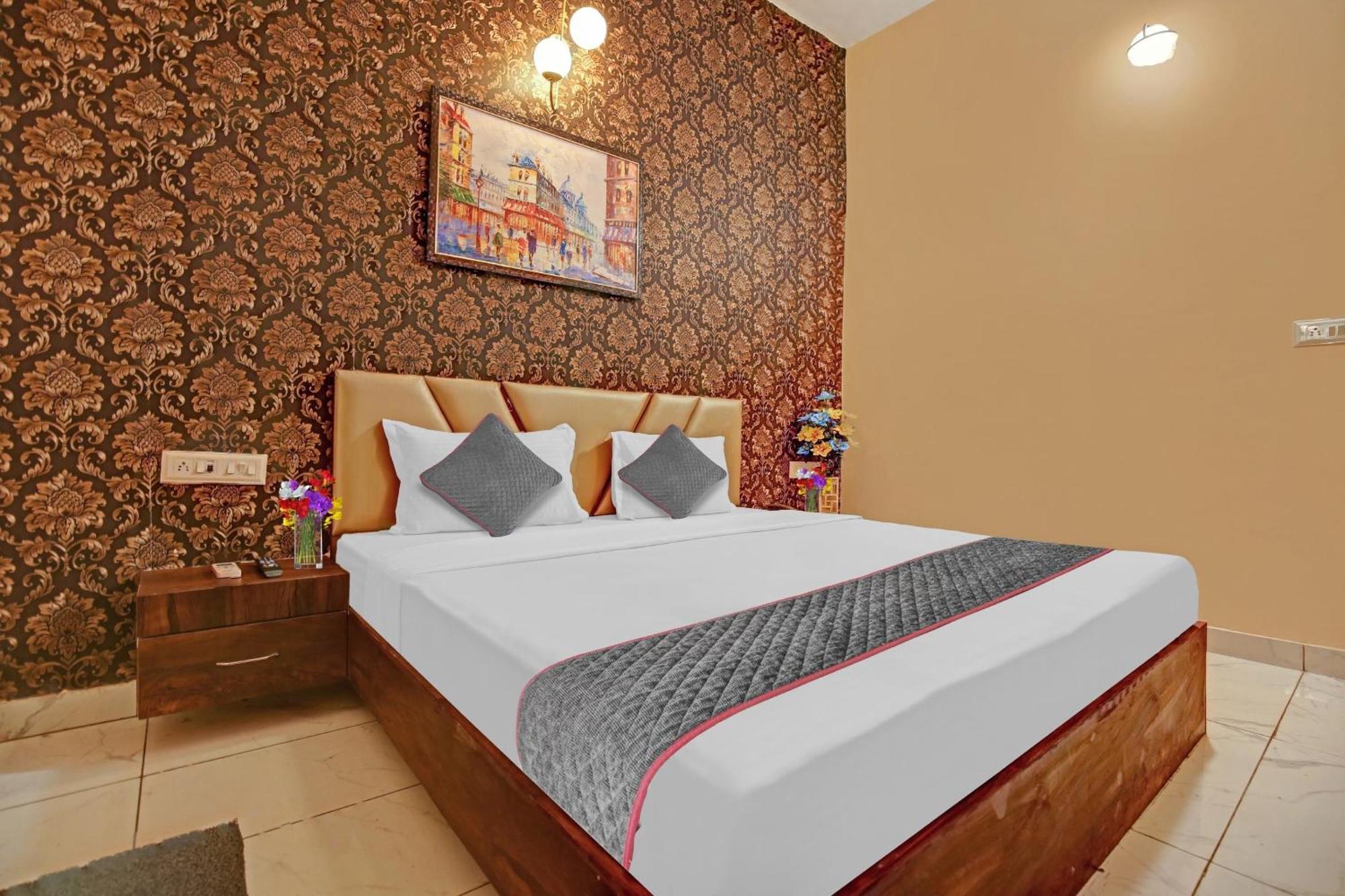 Townhouse Sky Hotell Ludhiana Exteriör bild