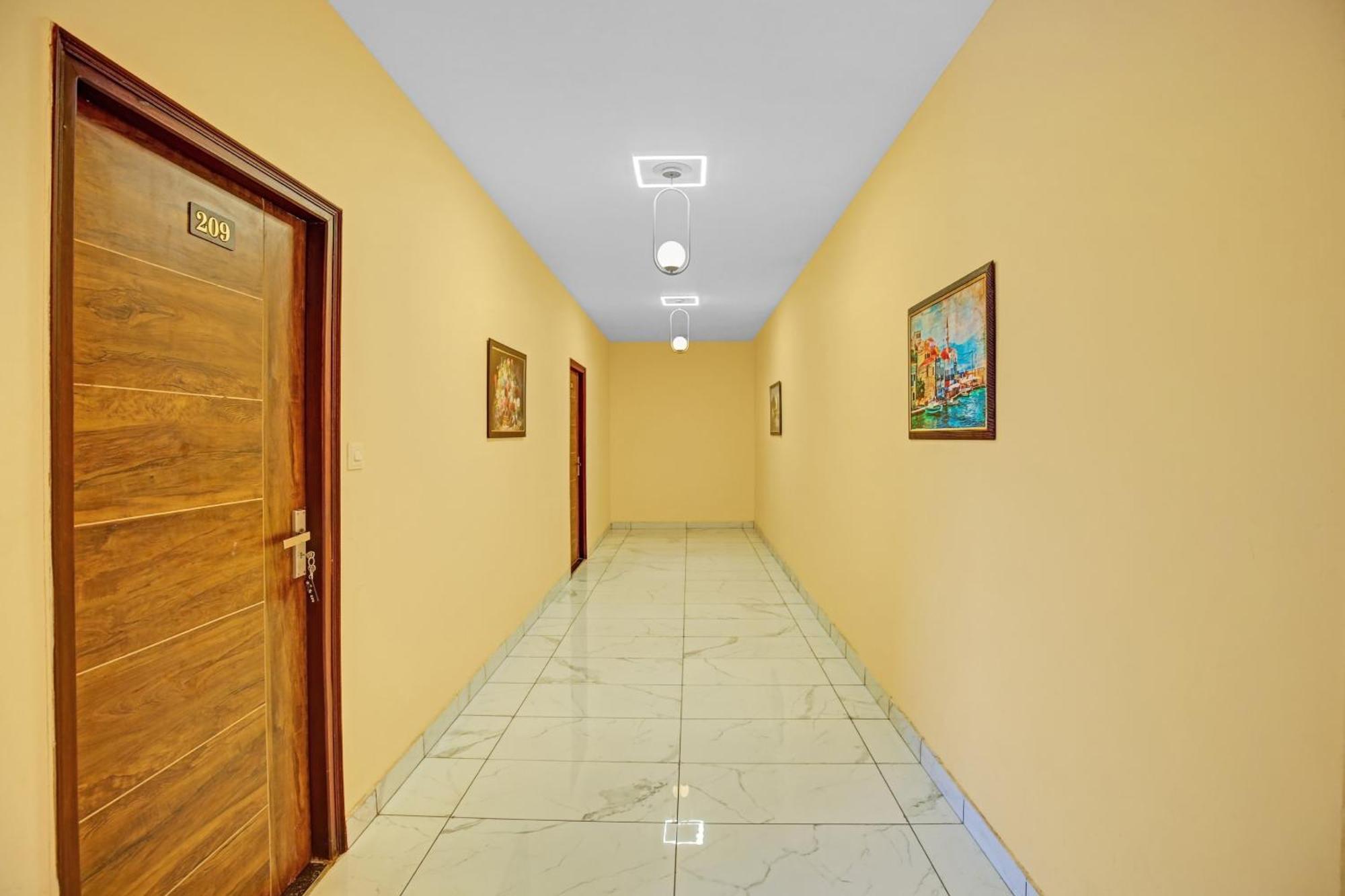 Townhouse Sky Hotell Ludhiana Exteriör bild
