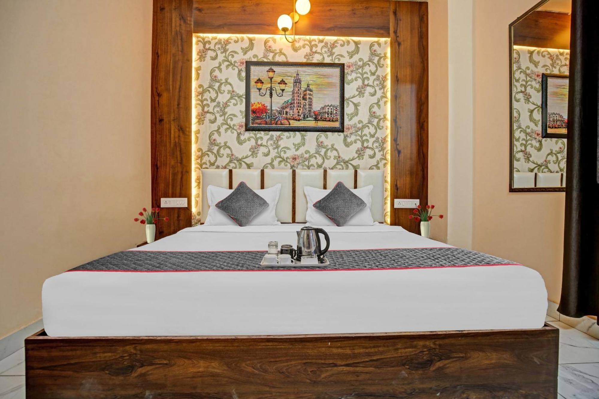 Townhouse Sky Hotell Ludhiana Exteriör bild